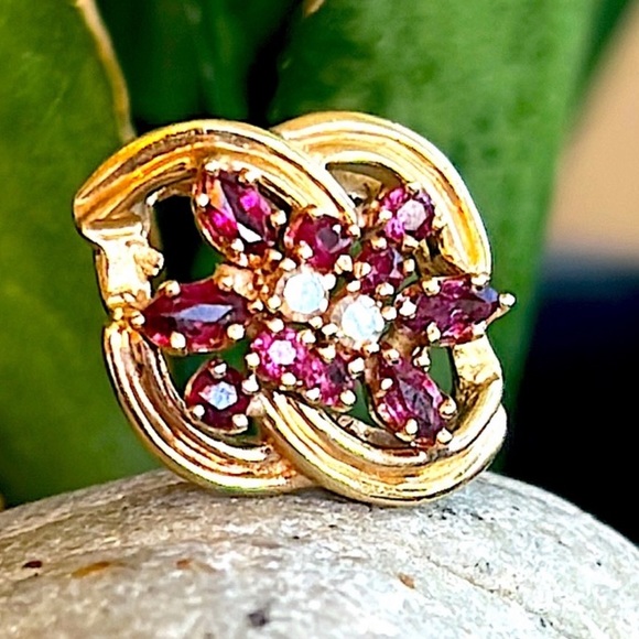 Vintage Jewelry - 14 karat gold, ruby and diamond pendant